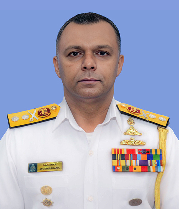 රියර් අද්මිරාල් එම්ඩිකේ විජේවර්ධන - ආඥාපති දකුණු නාවික පෙදෙස සහ ශ්‍රී ලංකා නාවික හමුදා ප්‍රධාන ජලශාෂ්ත්‍රීය නිලධාරී